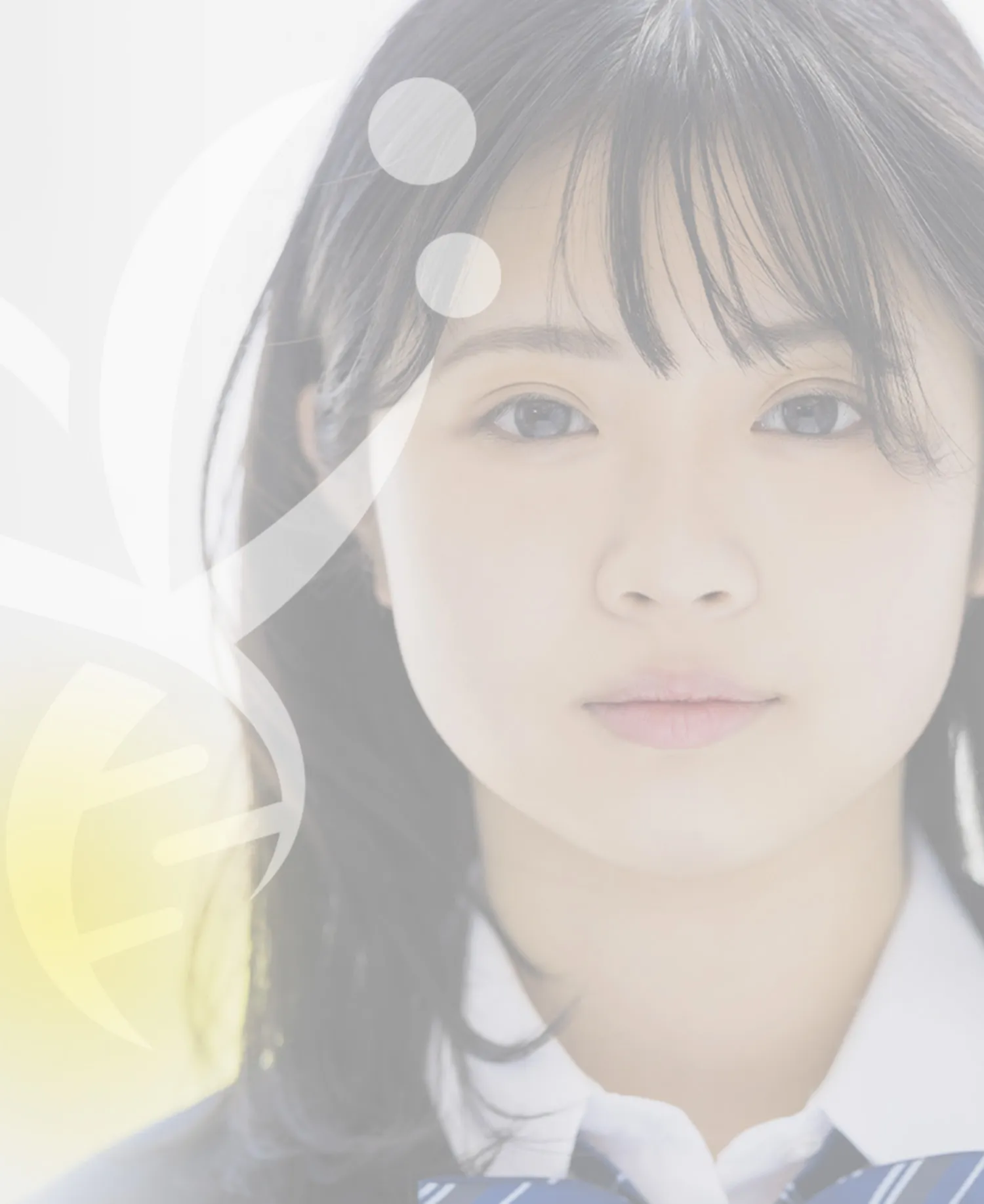 前を見つめる女子学生