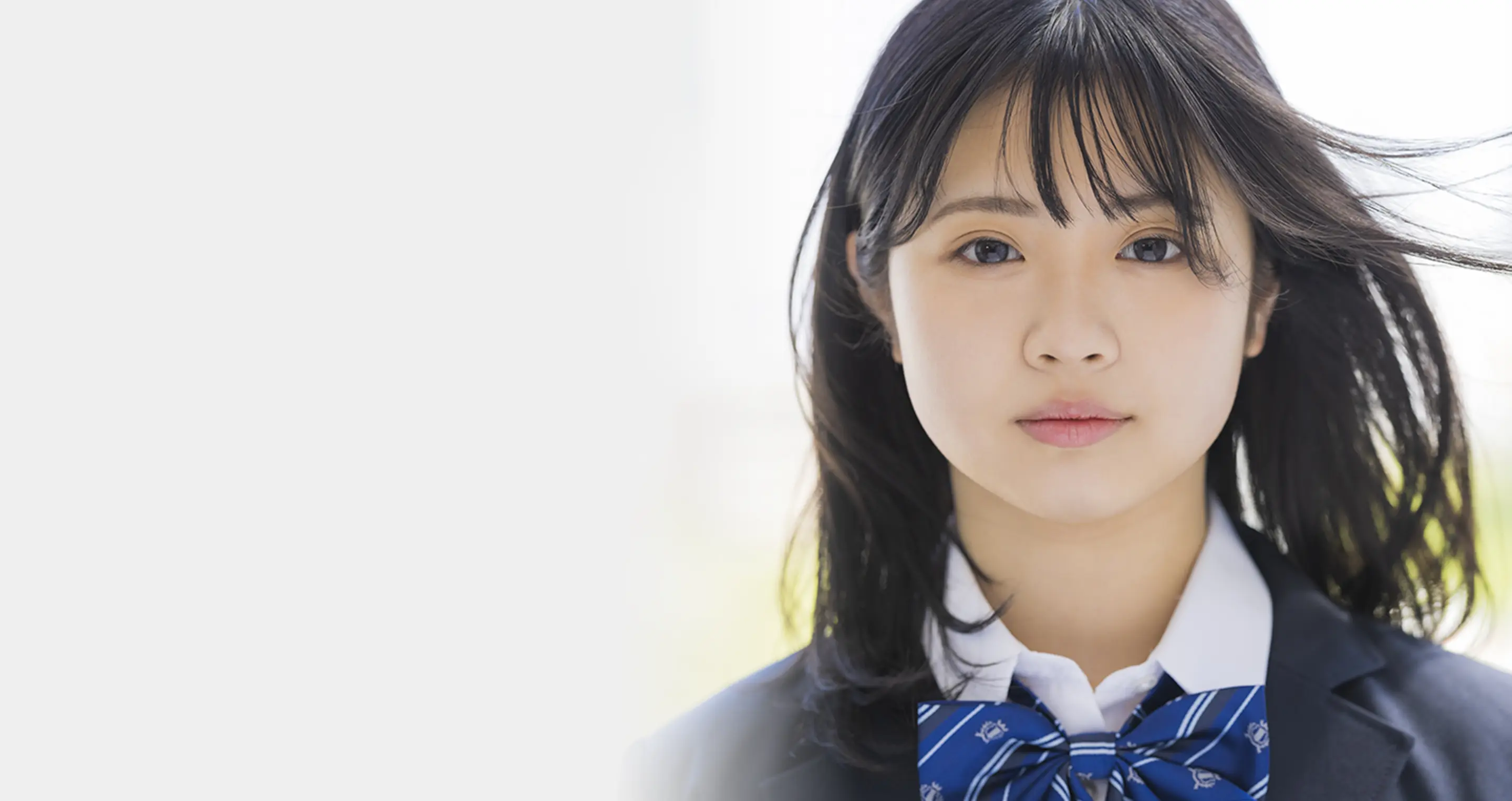 前を見つめる女子学生