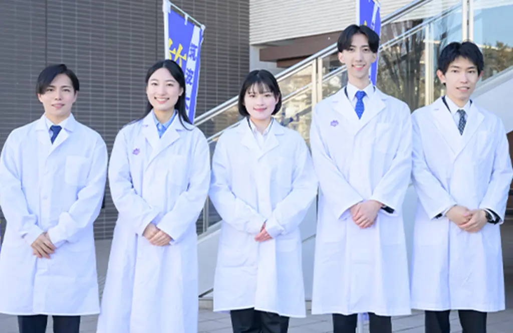 白衣を着た講師たちの集合写真