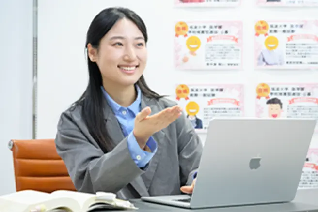 女性講師が指導する様子